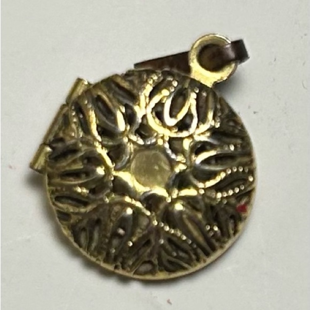 Gold Pendant with Tassel - Picture 3 of 9
